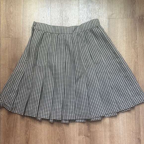 Vintage Made in the USA Black and Tan Houndstooth Pleated Skirt - Picture 5 of 6